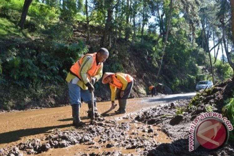 Jalur Masuk Witsata Telaga Sarangan Magetan Jatim Longsor