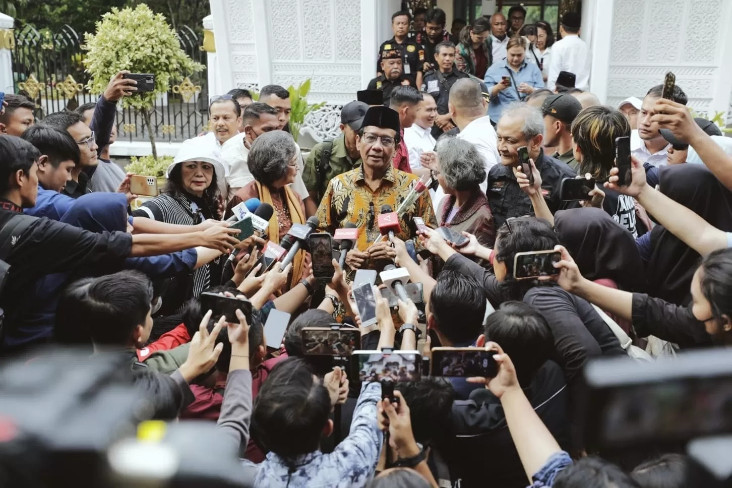 Mahfud MD: Enggak Apa-apa Orang Ngasih Uang,  di Ruang Pencoblosan Ikutlah Bisikan Hati Nurani