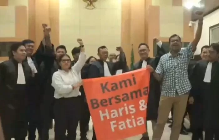 Divonis Bebas Kasus ''Lord Luhut', Haris Azhar dan Fatia Teriak ''Rakyat Menang'' di Ruang Sidang