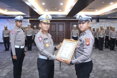 Viral Aksi Heroiknya Ganjal Bus Gagal Nanjak Pakai Motor Pribadi, Bripda Novandro Diganjar Penghargaan