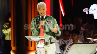 Harga Outfit Ganjar Pranowo Saat Debat Capres Capai Rp 1,2 Juta, Jaket Bomber Jadi Incaran Warganet