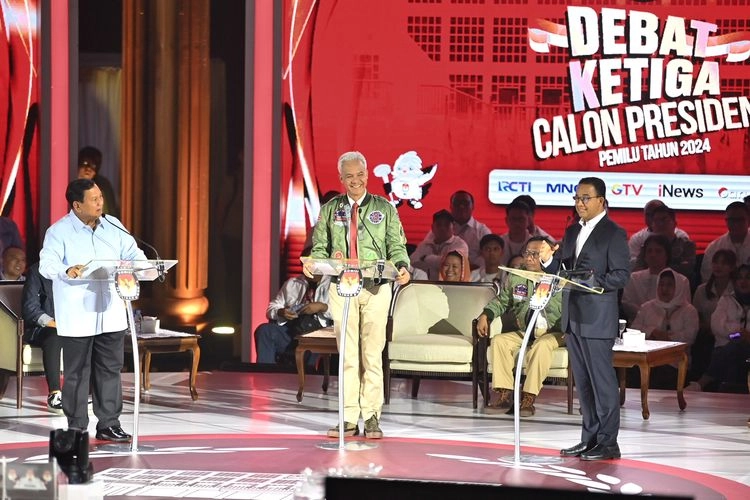 Menertawakan Demokrasi dengan Me-''Roasting'' Sesama Capres