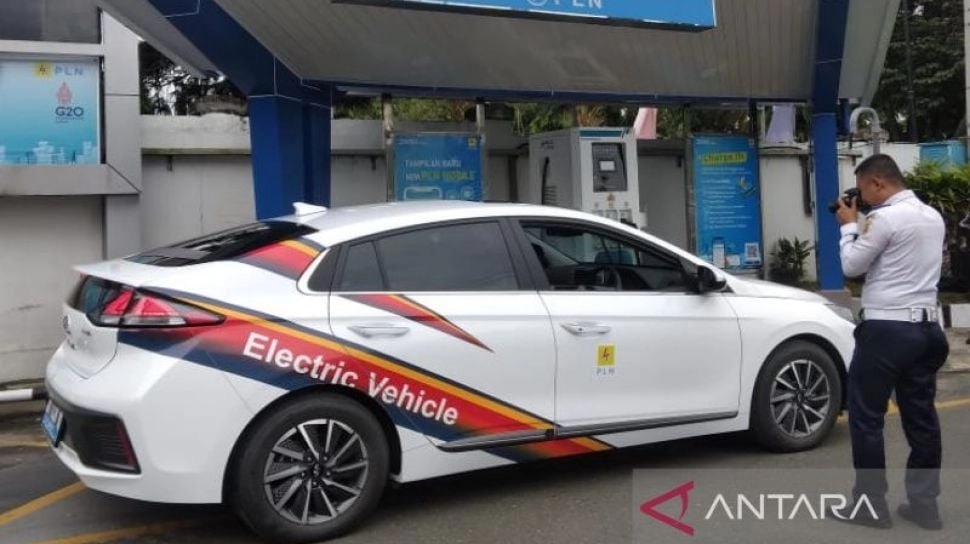 PLN Ubah Tiang Listrik Jadi Tempat Charger Kendaraan EV