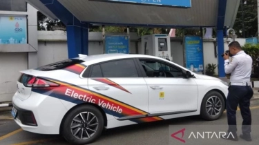 PLN Ubah Tiang Listrik Jadi Tempat Charger Kendaraan EV