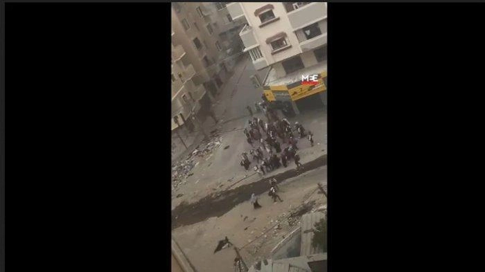 Sniper Israel Terdokumentasi Video Tembak Wanita Tua Palestina yang Pegang Bendera Putih