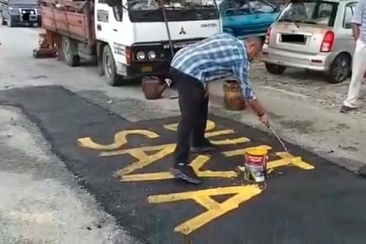 Pemerintah Tak Kunjung Perbaiki, Pria Ini Tambal Jalan Sendiri, Tulis ''Duit Saya'' di Aspal