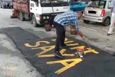 Pemerintah Tak Kunjung Perbaiki, Pria Ini Tambal Jalan Sendiri, Tulis 