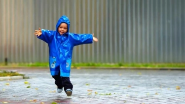 Anak Main Hujan-hujanan, Ketahui Risiko Kesehatan yang Bisa Terjadi