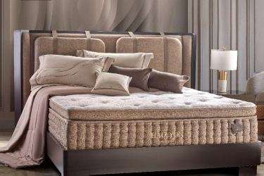 Keindahan Motif Rancangan Hian Tjen di Tempat Tidur Lady Americana