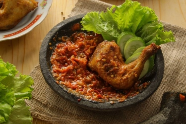 Resep Ayam Penyet Sambal Hijau ala Warung Kaki Lima
