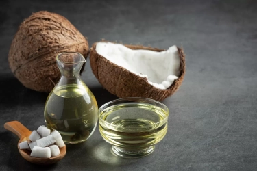 Minyak Kelapa Versus Susu Kelapa: Mana yang Lebih Baik Untuk Kesehatan Rambut?