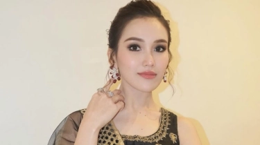 Gaya Fashion Ayu Ting Ting Tak Pernah Gagal, Ini 5 Koleksi Sepatu Sehari-Harinya yang Mahal