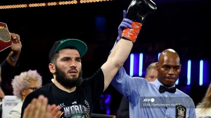 Jadwal Tinju Dunia: 3 Sabuk Juara Artur Beterbiev dalam Ancaman Callum Smith