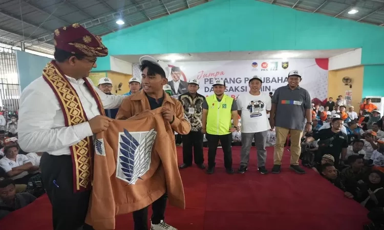 Lakukan Kunjungan Kampanye di Lampung, Anies Baswedan Dihadiahi Seragam Survey Corps Attack on Titan