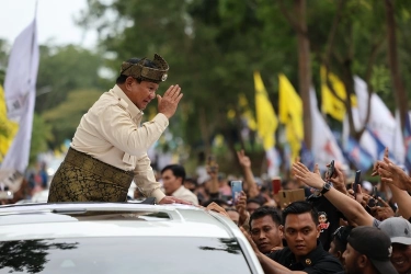 Disambut Ribuan Warga Kepri di Tengah Hujan, Prabowo: Terima Kasih Telah Menunggu Saya