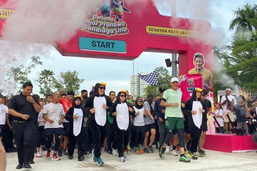 Minggu Pagi, Ganjar Lari Bareng Istrinya dan Sandiaga di Senayan