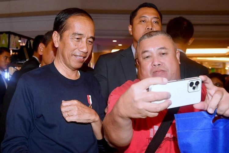 Momen Jokowi Jadi Turis di Mall Gadong Brunei, Diserbu Pengunjung untuk ''Selfie''
