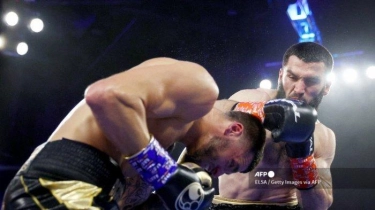 Hasil Tinju Dunia: Bikin Smith Sempoyongan, Artur Beterbiev Amankan 3 Sabuk Juaranya