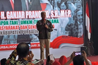 Bercanda Ingin Bagi-bagi Ponsel tetapi Batal, Ganjar: Yang Bawa Susu Saja Diperiksa...