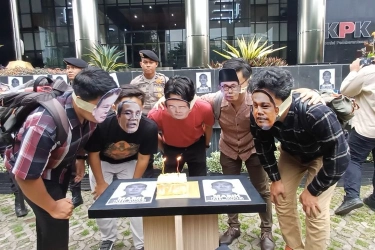 ICW Pakai Topeng Pimpinan KPK dan Harun Masiku, Tiup Kue 4 Tahun Buron