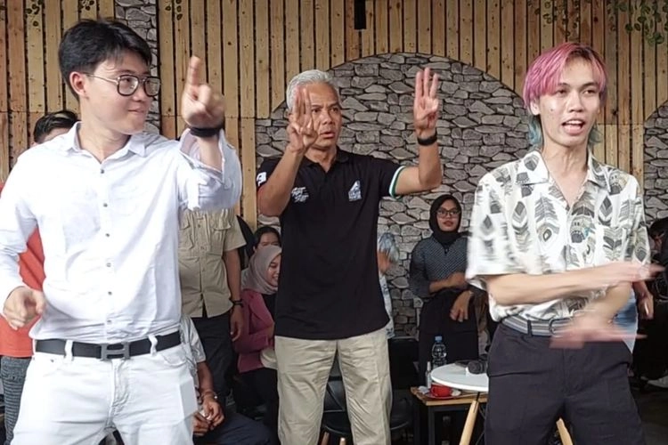 Momen Ganjar Belajar Joget Saat Temui Konten Kreator di Purbalingga