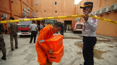 Aksi Heroik Pemandu Lagu 'Ochi', Lari-lari Bawa Apar saat Gedung New Orange Karaoke Tegal Terbakar