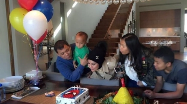 Potret Haji Isam di Pesta Ulang Tahun Cucu, Outfit Kasual Anak dan Istri Tenteng Tas Branded