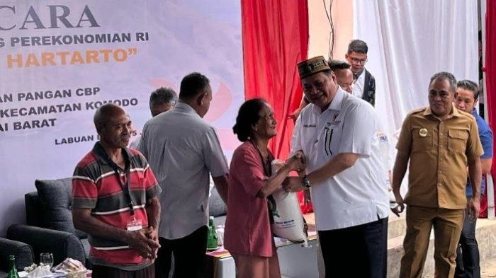 Airlangga Bagikan Bansos Pangan dan Berdialog dengan Warga Pulau Komodo NTT