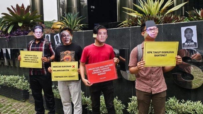 Peringati 4 Tahun Harun Masiku Buron, ICW Gelar Aksi Teatrikal di Depan Gedung KPK