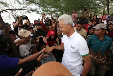 Berkunjung ke Pesisir Pekalongan, Ganjar Nostalgia Sulitnya Pembangunan Tanggul Laut