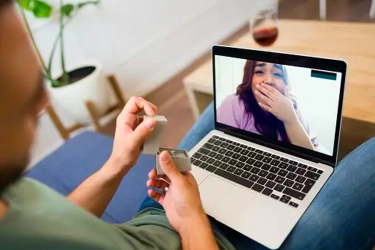 5 Cara Mengatasi Bosan Saat LDR, Saling Beri Kejutan