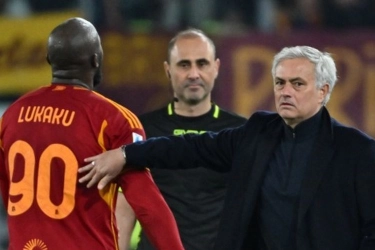 Daniele De Rossi Resmi Latih AS Roma Gantikan Jose Mourinho