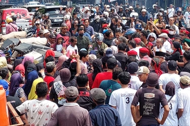 Ganjar Naik Vespa Blusukan ke Pasar Induk Kajen Pekalongan