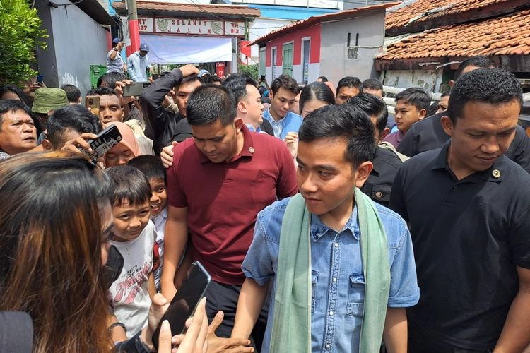 Gibran Bagikan Buku ke Anak-Anak Saat Blusukan di Jakut