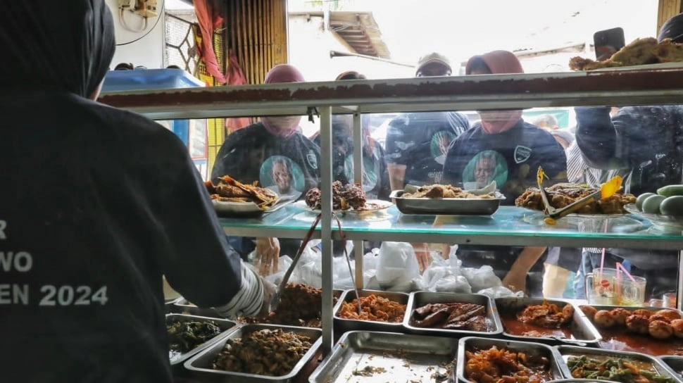 Dukung Pelaku UMKM, Komunitas Warteg Gelar Makan Gratis