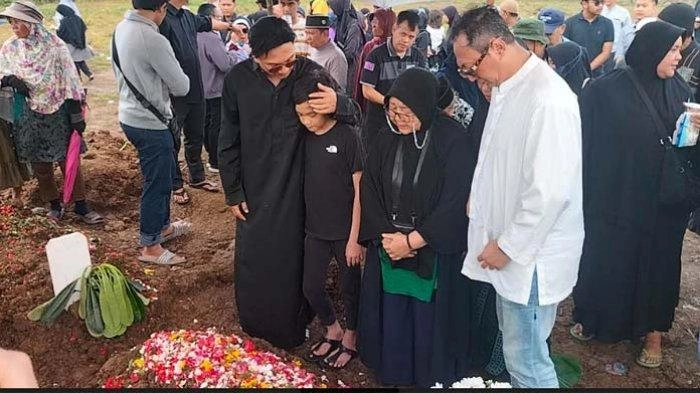 Anji Manji Dampingi Sang Ayah ke Tempat Peristirahatan Terakhir