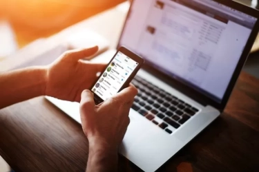 Hobi Stalking! 5 Zodiak Ini Miliki Tabiat Kepo dengan Kehidupan Orang Lain dan Orang yang Mereka Cintai