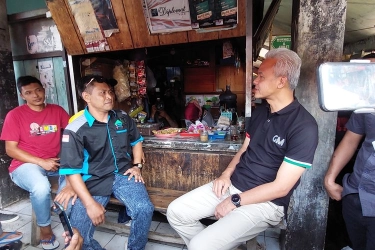Ngopi Bareng Sopir Truk, Ganjar Dicurhati Soal Pungli hingga Nyetir Berjam-jam