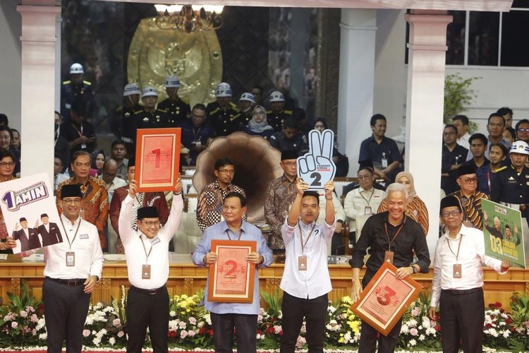 Survei Litbang ''Kompas'': Elektabilitas Ganjar-Mahfud dan Prabowo-Gibran Bersaing Ketat di Jateng