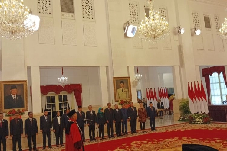 Ucapkan Sumpah di Hadapan Jokowi, Arsul Sani Sah Jadi Hakim MK