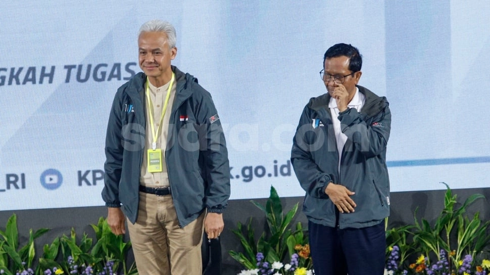 Disarankan Ganjar Pranowo Aktif Lagi di Twitter Pasca Instagram Diretas, Sekalinya Aktif Mahfud MD Unggah Kabar Duka