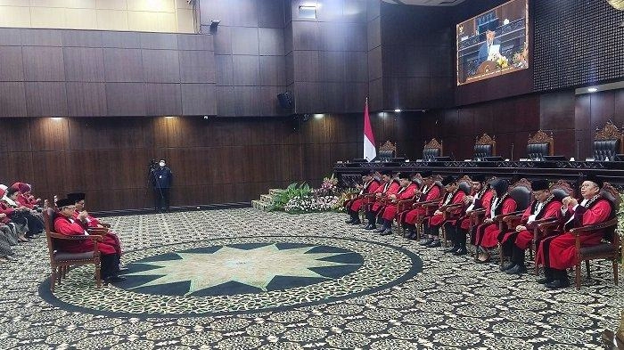 BREAKING NEWS Hakim MK Manahan dan Wahiduddin Resmi Diberhentikan dengan Hormat 