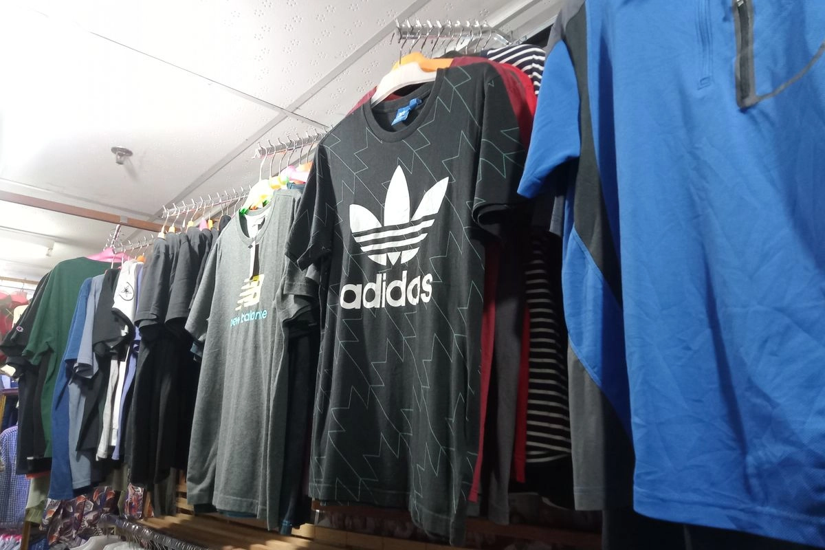 5 Item Menarik Saat Thrifting di Pasar Baru, Ada Hoodie dan Celana