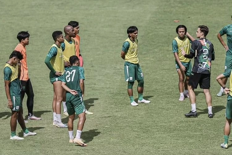 Paul Munster Keras Menempa Persebaya, Hadiah Pesta Barbeku