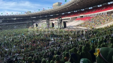Kala Lautan Ibu-ibu 'Hijau' Sambut Kehadiran Jokowi di Harlah ke-78 Muslimat NU