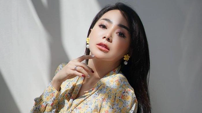 Helga Luna Lestarikan Bahasa Jawa Lewat Lagu Perdana Berjudul ‘Dolananmu’
