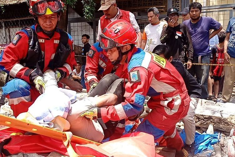 3 Korban yang Tewas Tertimpa Tembok Roboh di Tebet adalah Keluarga