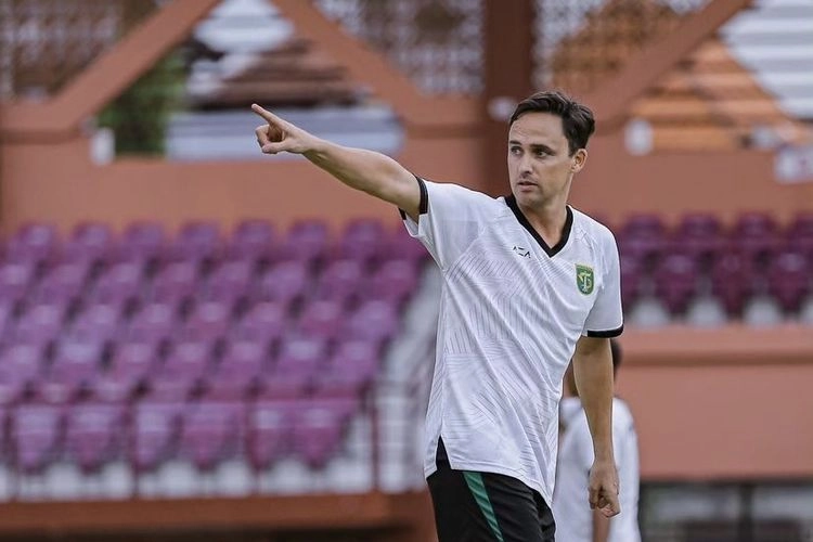 Cara Paul Munster Beri Perubahan di Persebaya Surabaya