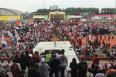 Hajatan Akbar, Puluhan Ribu Pendukung Ganjar-Mahfud Padati GOR Sidoarjo