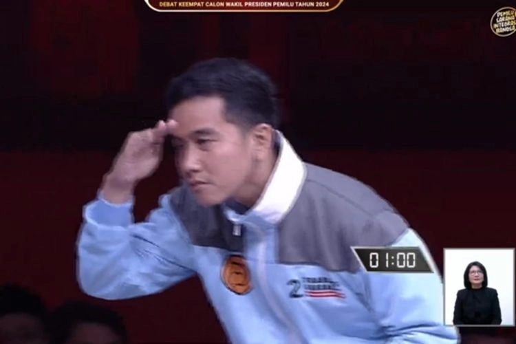 Momen Gibran Celingak-Celinguk Saat Debat, Sebut Cari Jawaban Mahfud MD
